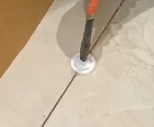 贺兰瓷砖空鼓维修公司专业解答瓷砖在铺贴过程中，如果没有涂抹均匀到位的粘结材料（如水泥砂浆或瓷砖胶），可能会导致以下问题